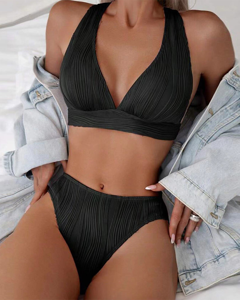 AD | Enfärgad, sexig bikini med djup V-ringning