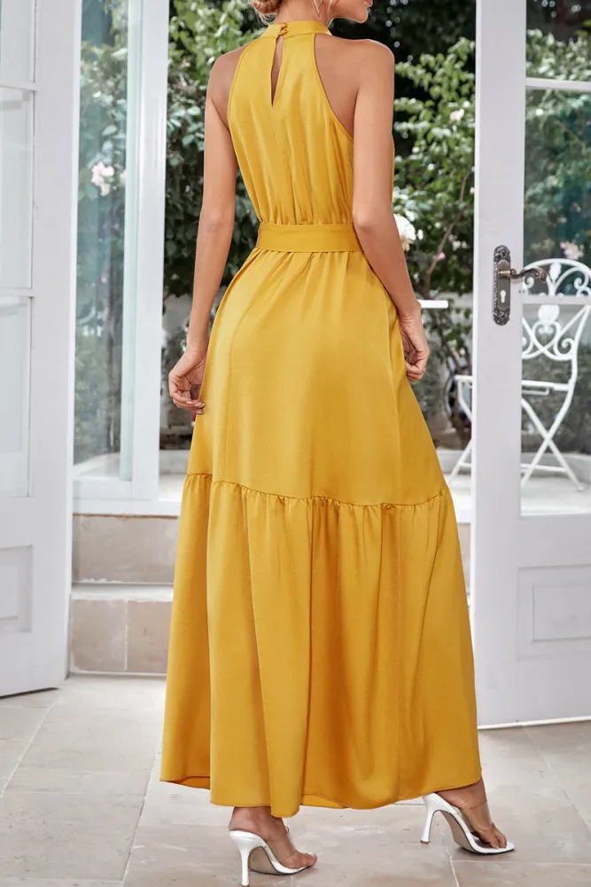 AD | Micaela - Elegant, enfärgad maxiklänning med halterneck och snörning