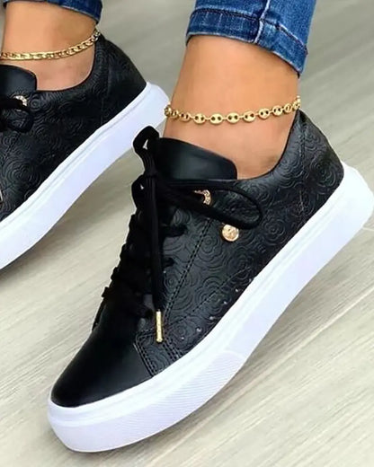 AD | Eleganta sneakers med gulddetaljer