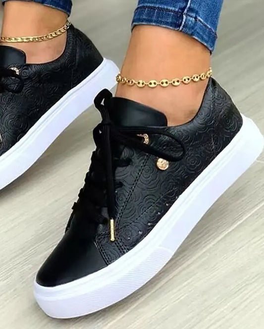 AD | Eleganta sneakers med gulddetaljer