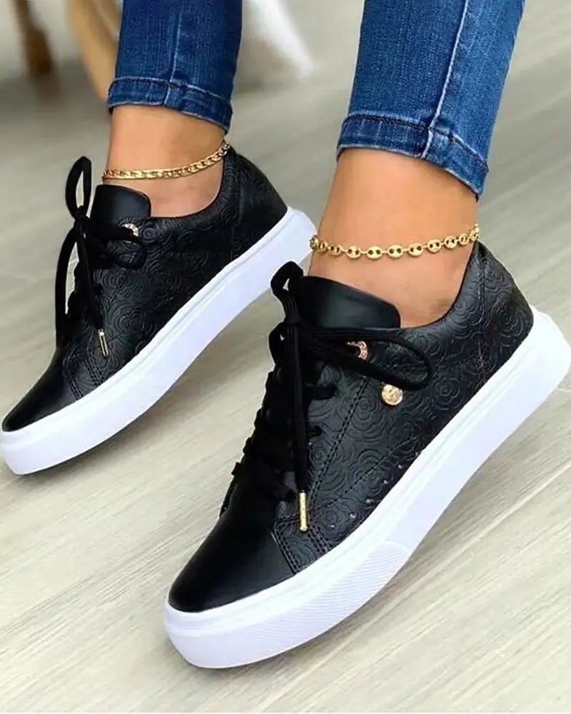 AD | Eleganta sneakers med gulddetaljer