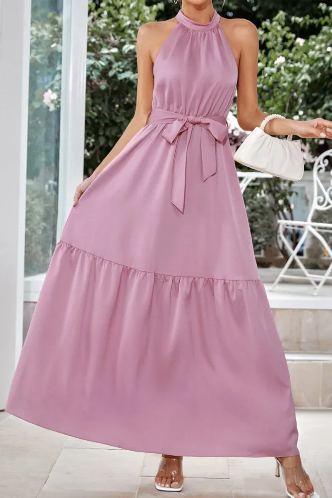 AD | Micaela - Elegant, enfärgad maxiklänning med halterneck och snörning