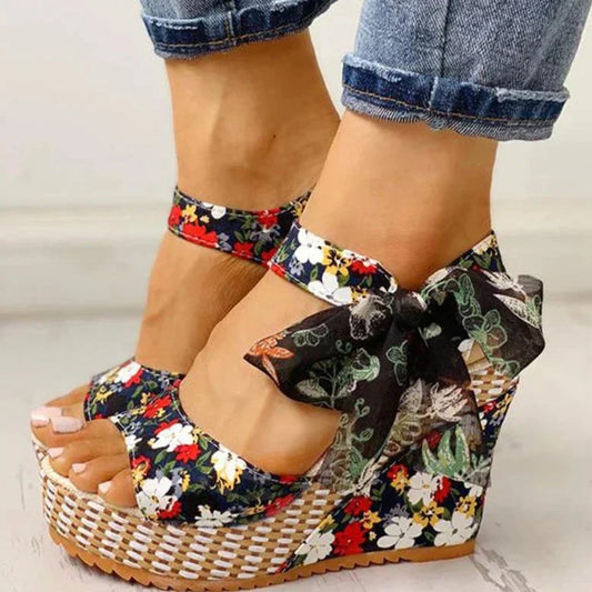 AD | | Sandaler med kilklack och blommigt mönster