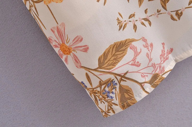 AD | Klänning med band och blommigt tryck