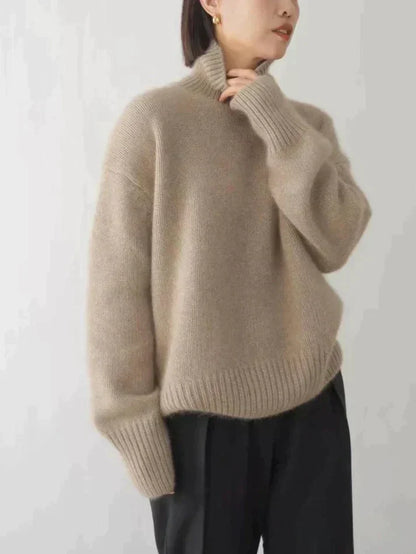 AD | Minimalistisk stickad tröja med hög halsringning