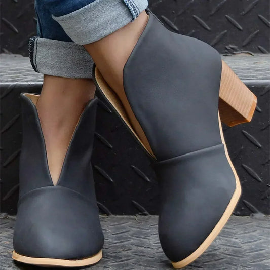 AD | Eleganta ankelboots med V-ringning och blockklack