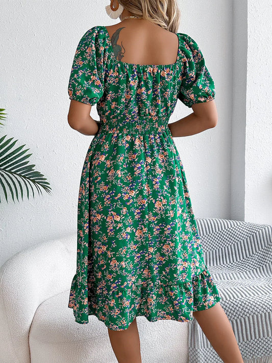 AD | Elegant klänning med blommigt mönster och fyrkantig halsringning