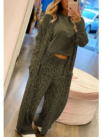 AD | Cardigan med leopardmönster och byxor