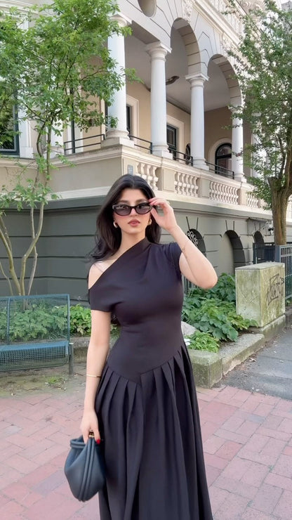 AD - Elegant, enfärgad maxiklänning med slits