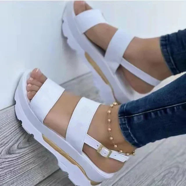 AD | Sandaler med remmar och plattform
