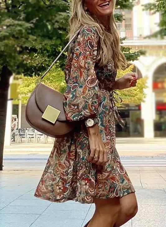 AD | Elegant och färgglad sommarklänning med V-ringning