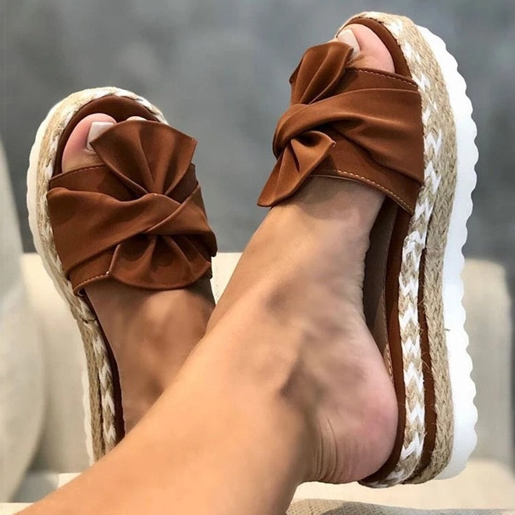 AD | | Trendiga sommarsandaler med rosett