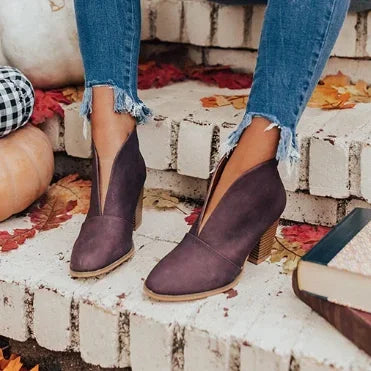 AD | Eleganta ankelboots med V-ringning och blockklack