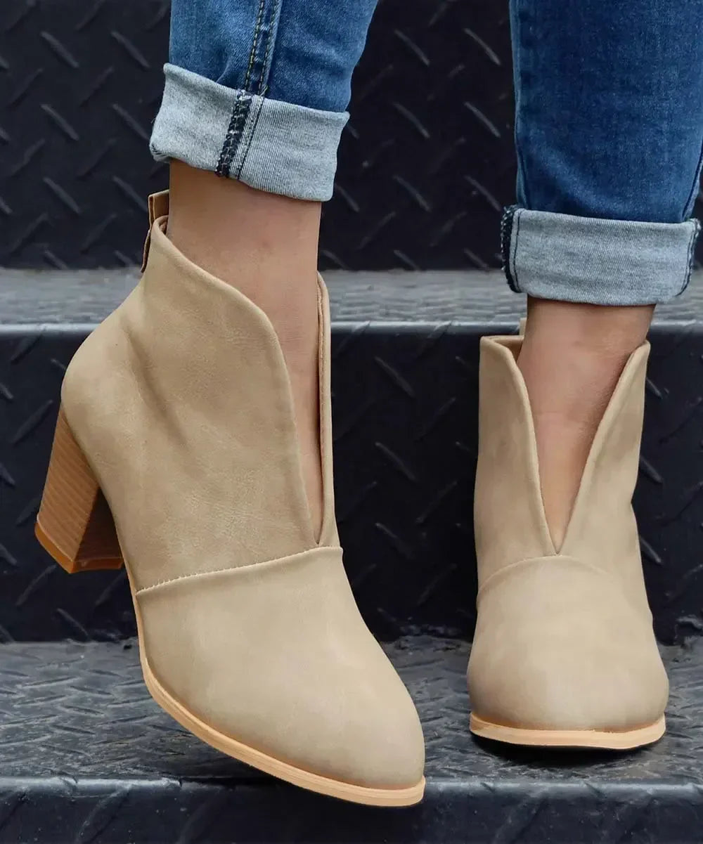 AD | Eleganta ankelboots med V-ringning och blockklack