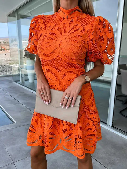 AD | Klänning med broderad spets