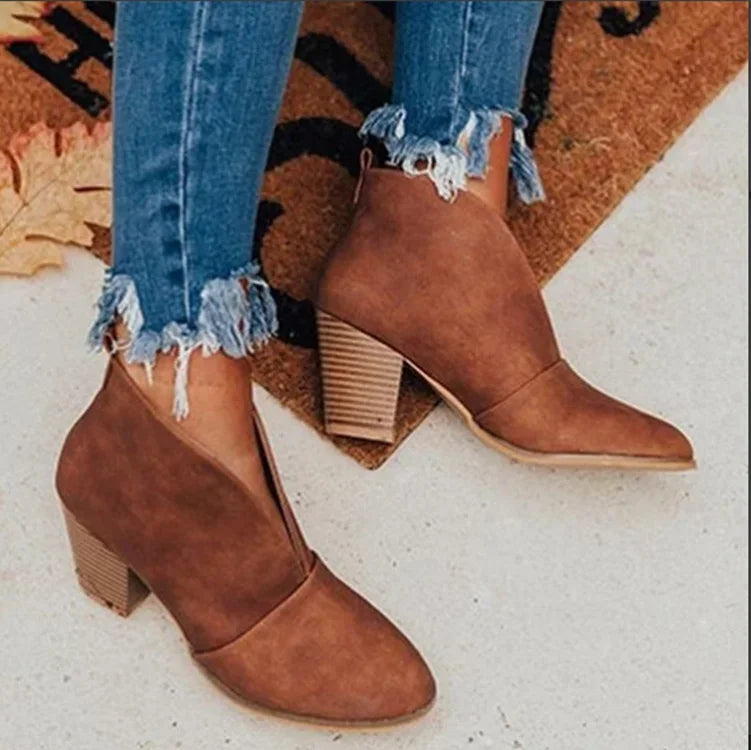 AD | Eleganta ankelboots med V-ringning och blockklack
