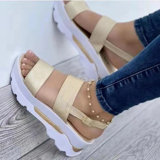 AD | Sandaler med remmar och plattform