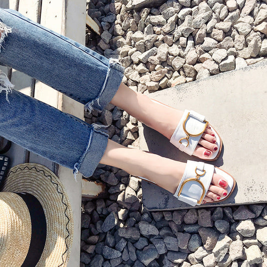 AD | Eleganta slip-on-sandaler med statement-spänne