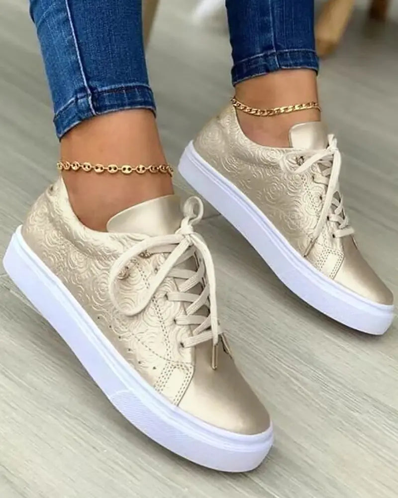 AD | Eleganta sneakers med gulddetaljer