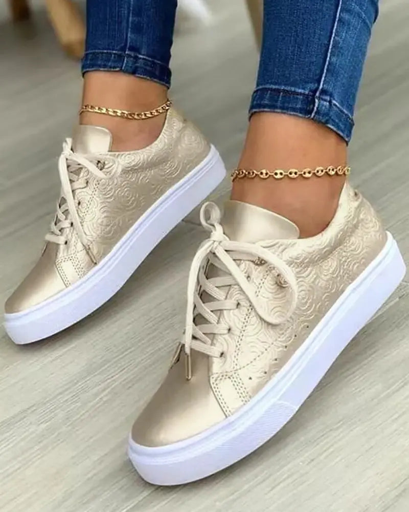 AD | Eleganta sneakers med gulddetaljer