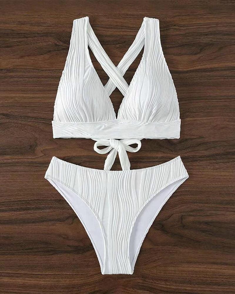 AD | Enfärgad, sexig bikini med djup V-ringning