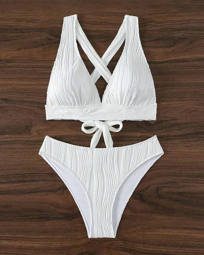 AD | Enfärgad, sexig bikini med djup V-ringning