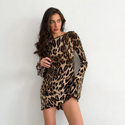 AD | Rygglös miniklänning med leopardmönster