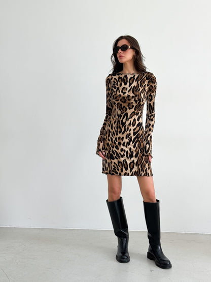 AD | Rygglös miniklänning med leopardmönster