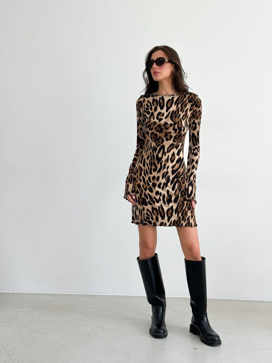 AD | Rygglös miniklänning med leopardmönster