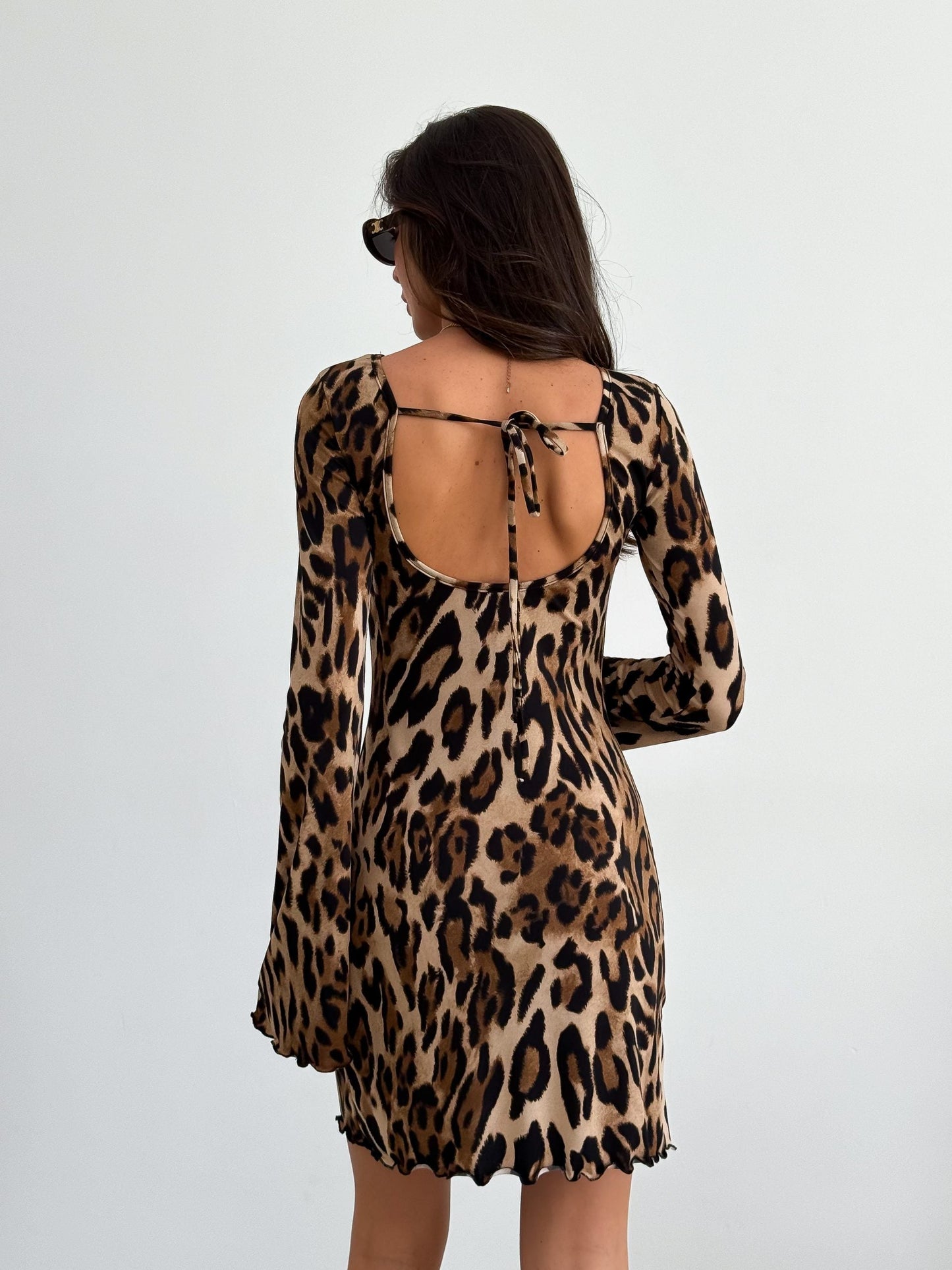 AD | Rygglös miniklänning med leopardmönster