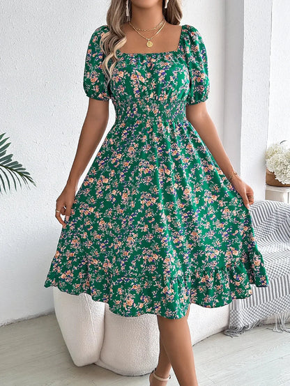 AD | Elegant klänning med blommigt mönster och fyrkantig halsringning