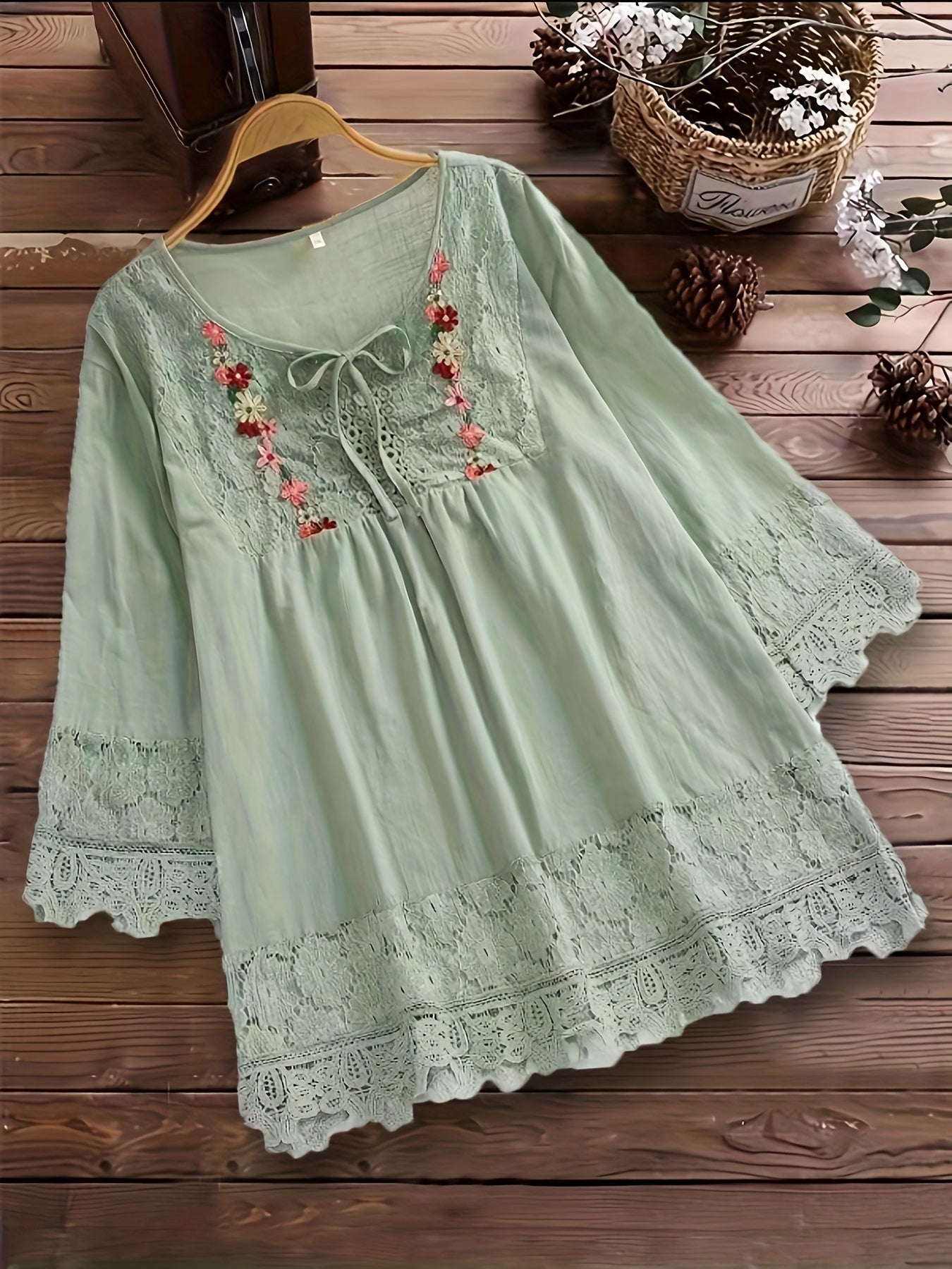AD | Elegant blus tillverkad av sofistikerad spets