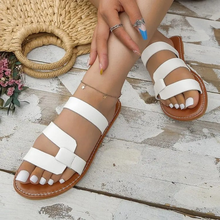 AD | Platta sandaler med öppen rygg och spänne