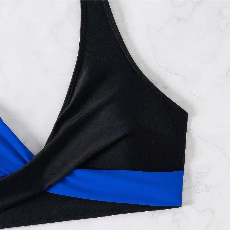 AD | Sexig rygglös bikini med korslagda band