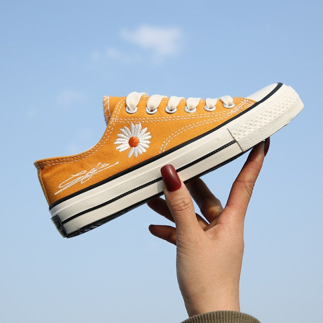 AD | Low Cut med sneakers med blommigt tryck