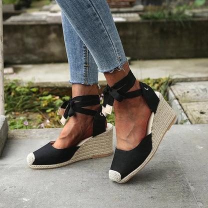 AD | - Sandaler i plattformsmodell med rosettband